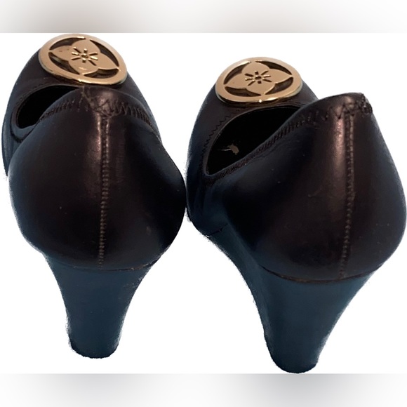 BCBGeneration Black Leather Round Closed Toe Wedge Pump Heels | Size 8B - Picture 4 of 6